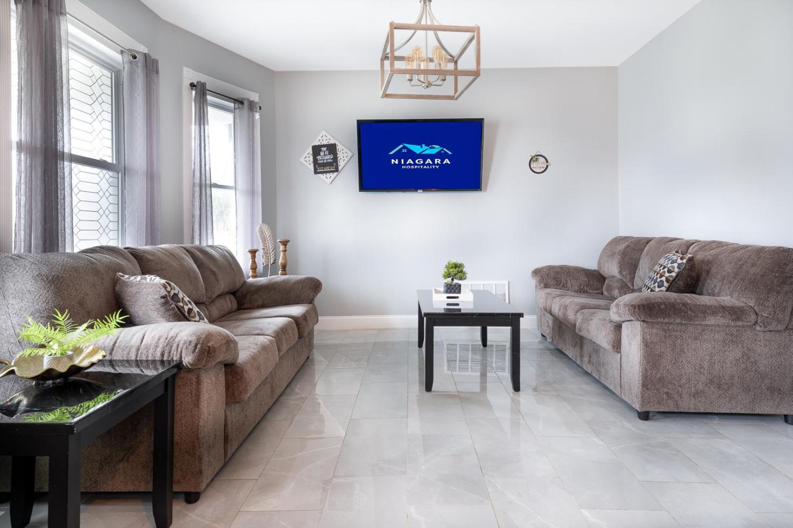 The Maid of the Mist Villa: Niagara Falls Retreat with Private Yard Exterior photo